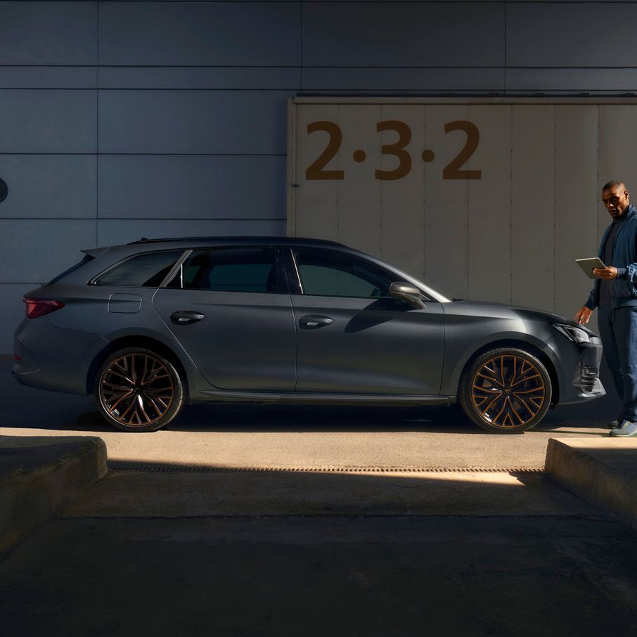  Cupra szerelő egy tablettel az autó előtt