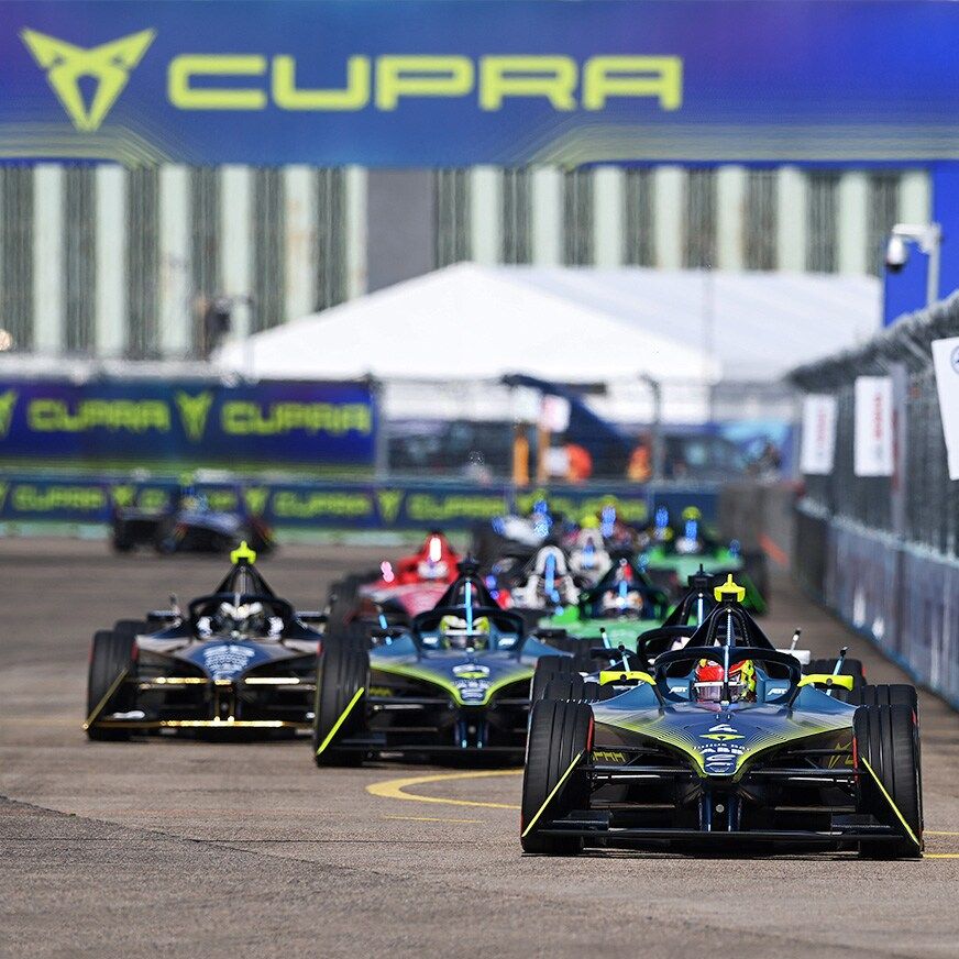 Sok versenyautó a pályán