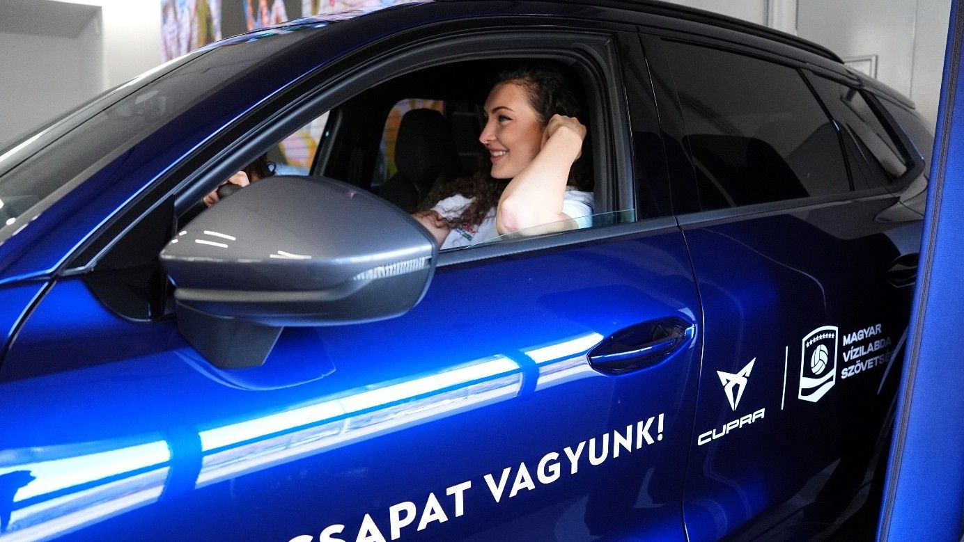 nő ül a cupra modell vezetőülésén