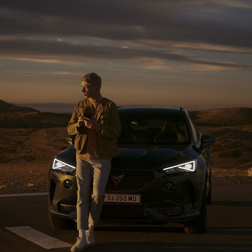 CUPRA Leon Sportstourer eHybrid Familiensportwagen in Graphene Grey mit elektrischer Ladestation