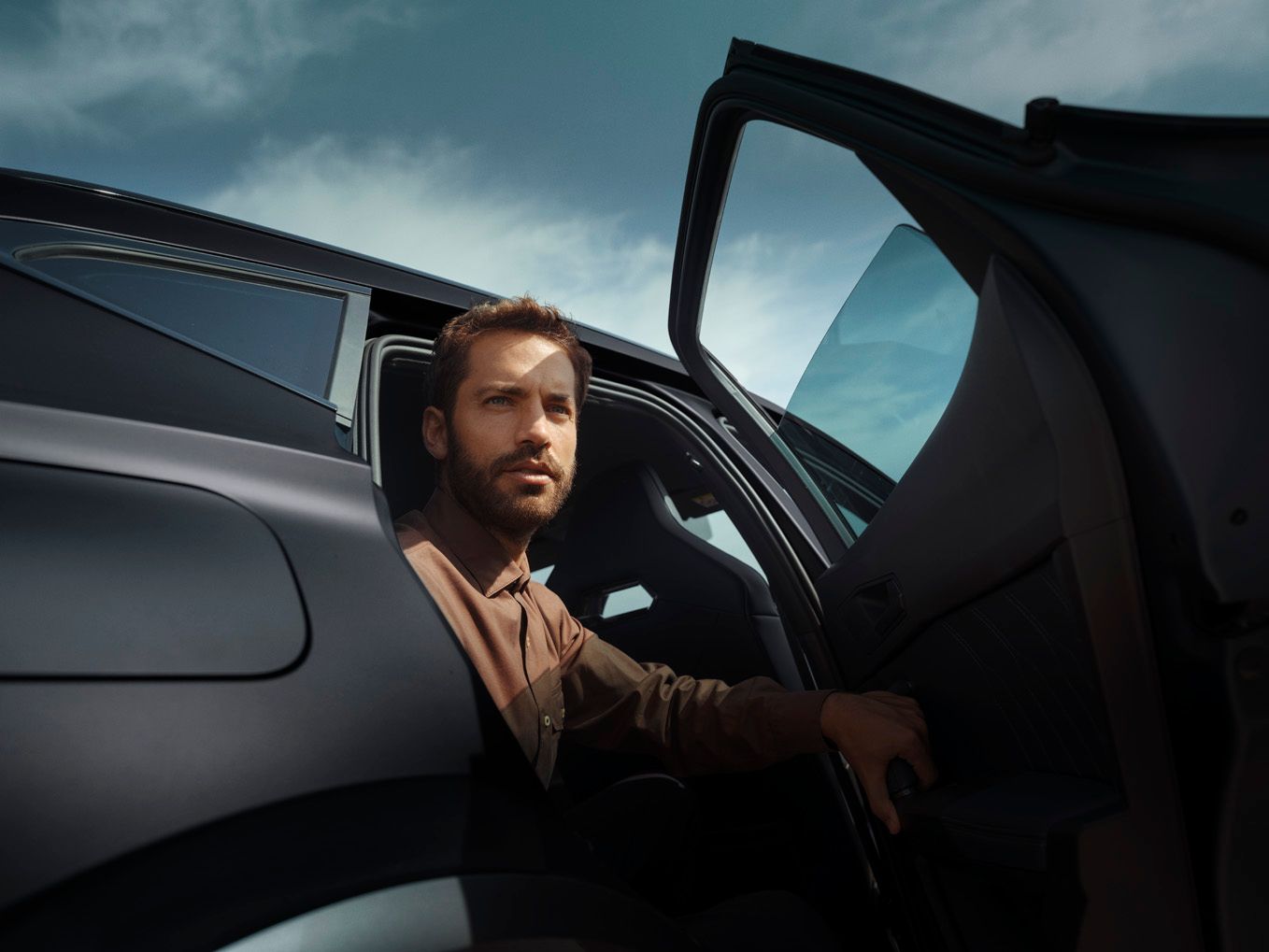 Férdi kiszáll egy Cupra-ból