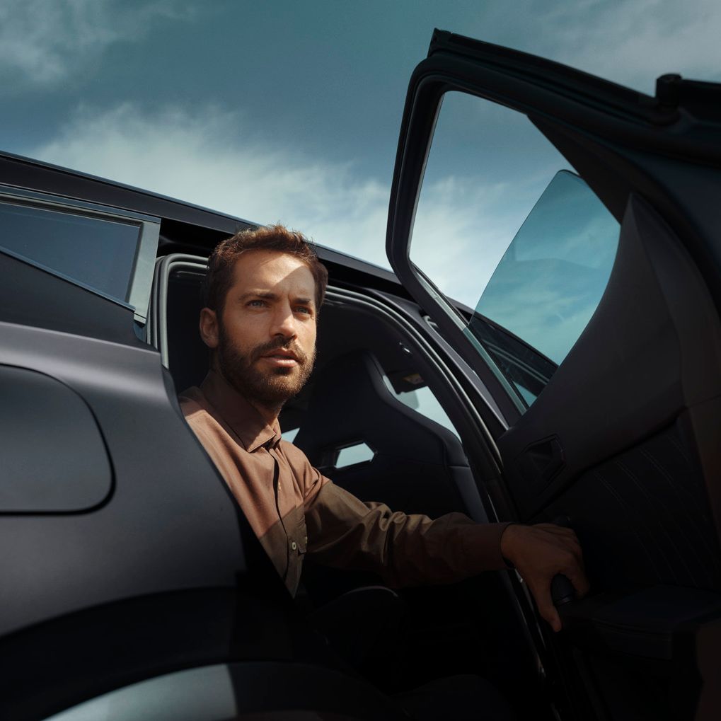 Férdi kiszáll egy Cupra-ból