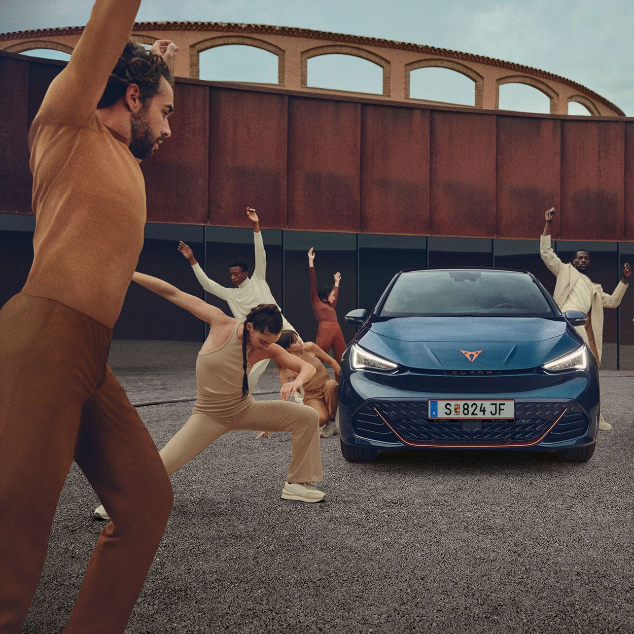 CUPRA Born körül pózoló modellek