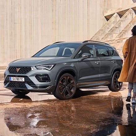 CUPRA Born Innenansicht, Lenkrad und 12 “Infotainment online