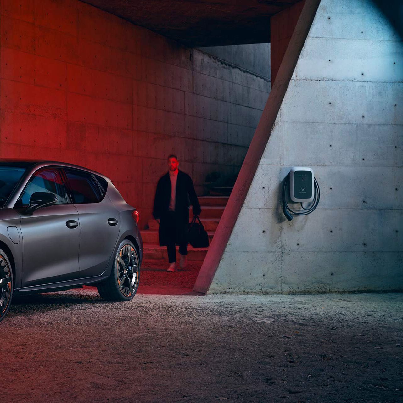 CUPRA Leon egy férfival