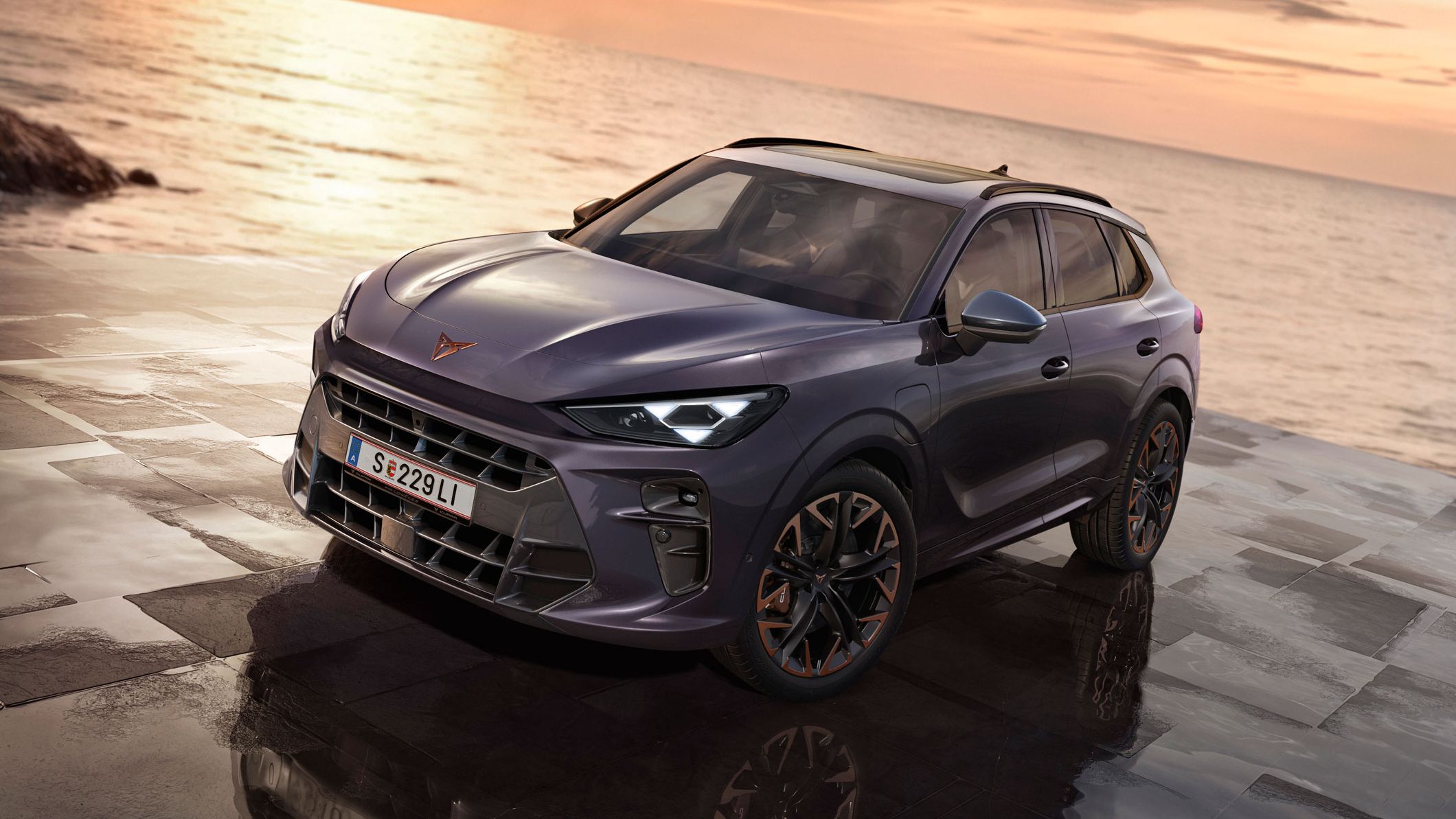  CUPRA Terramar két szikla között parkol tengerparton