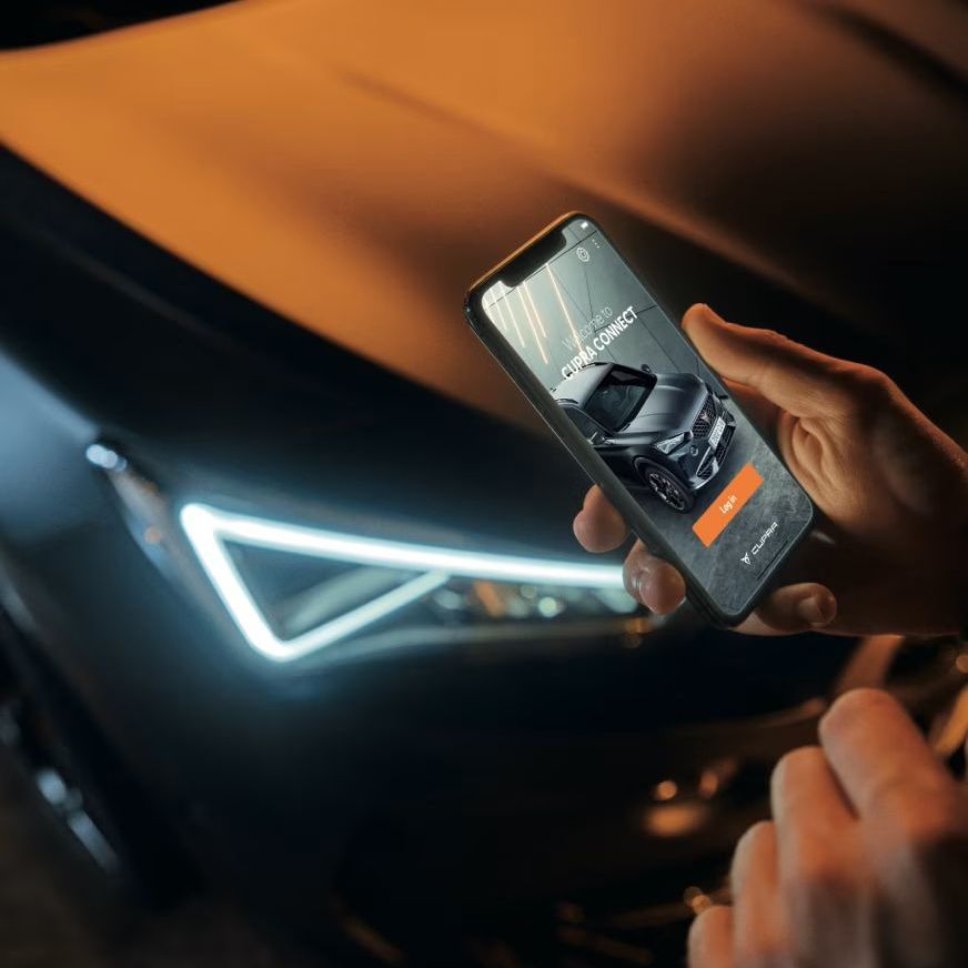 CUPRA CONNECT App am Smartphone, zeigt dir in der Nähe befindliche Ladestationen, deinen Ladestatus, deine Reichweite und vieles mehr 