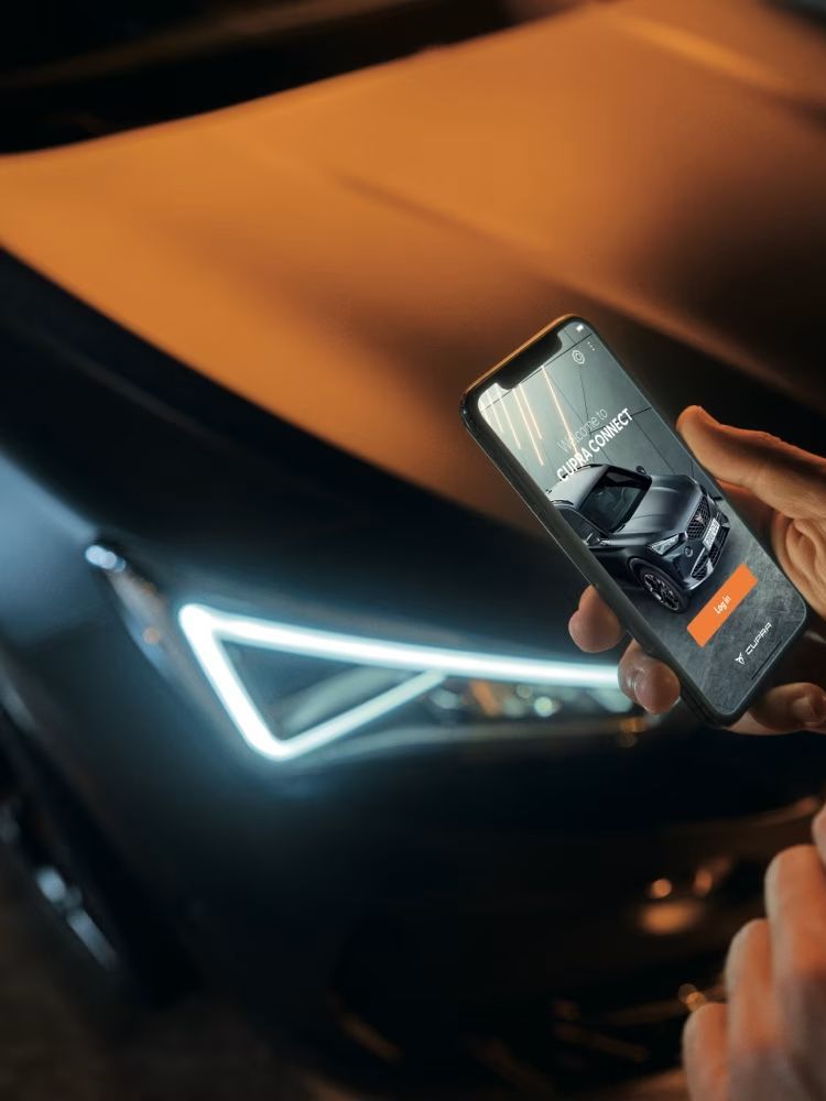 CUPRA CONNECT App am Smartphone, zeigt dir in der Nähe befindliche Ladestationen, deinen Ladestatus, deine Reichweite und vieles mehr 
