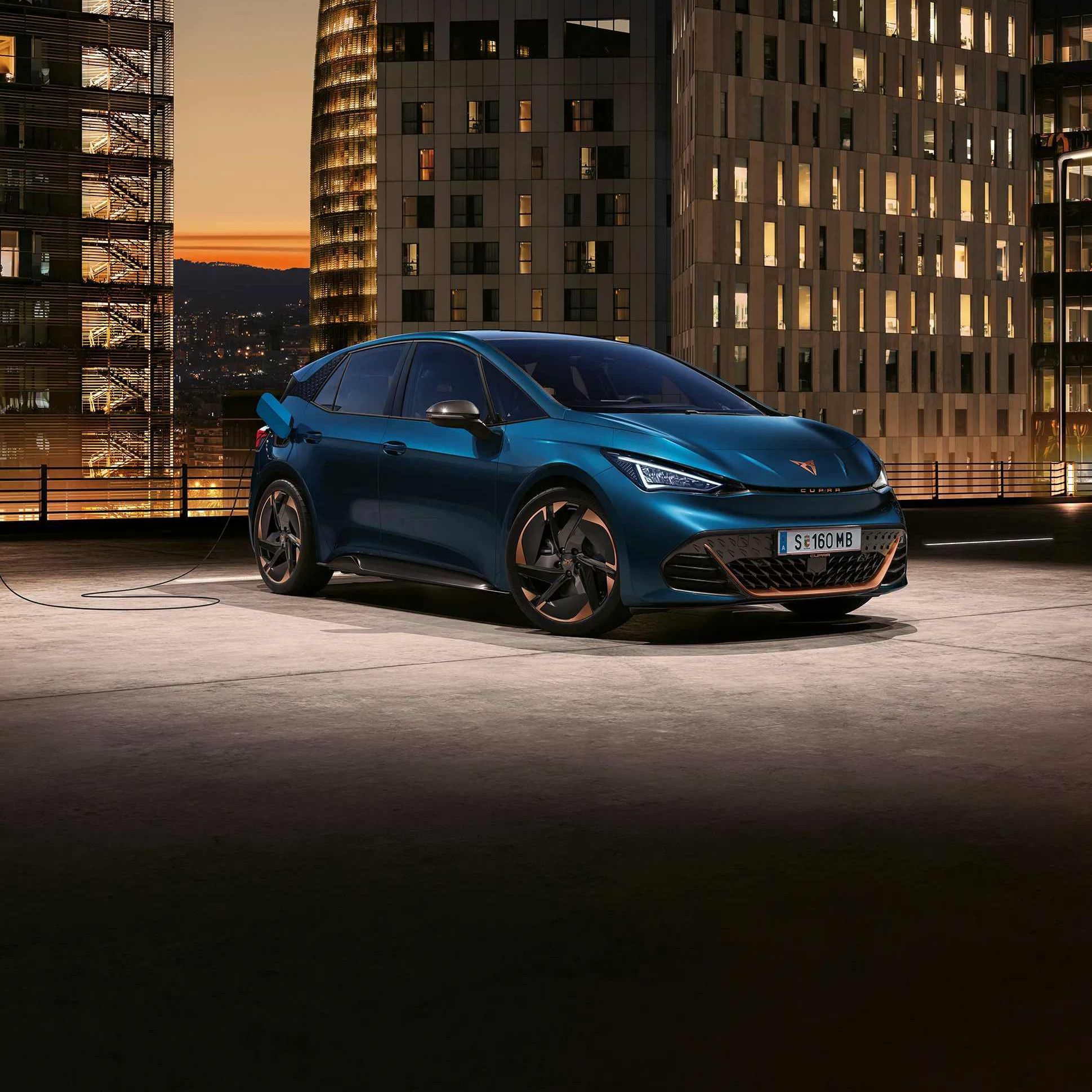 CUPRA Born fényes épületek előtt