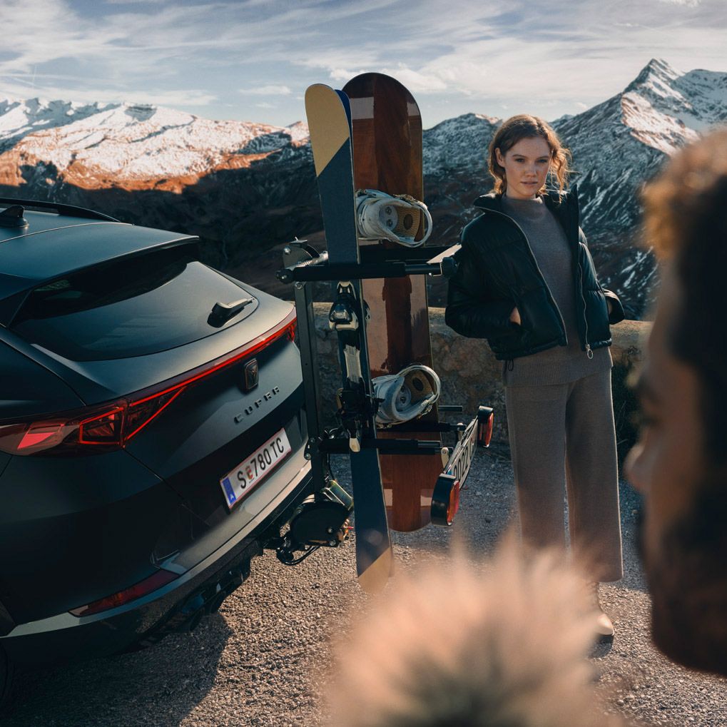 Snowboard és sífelszerelés egy cupra formentor mögött