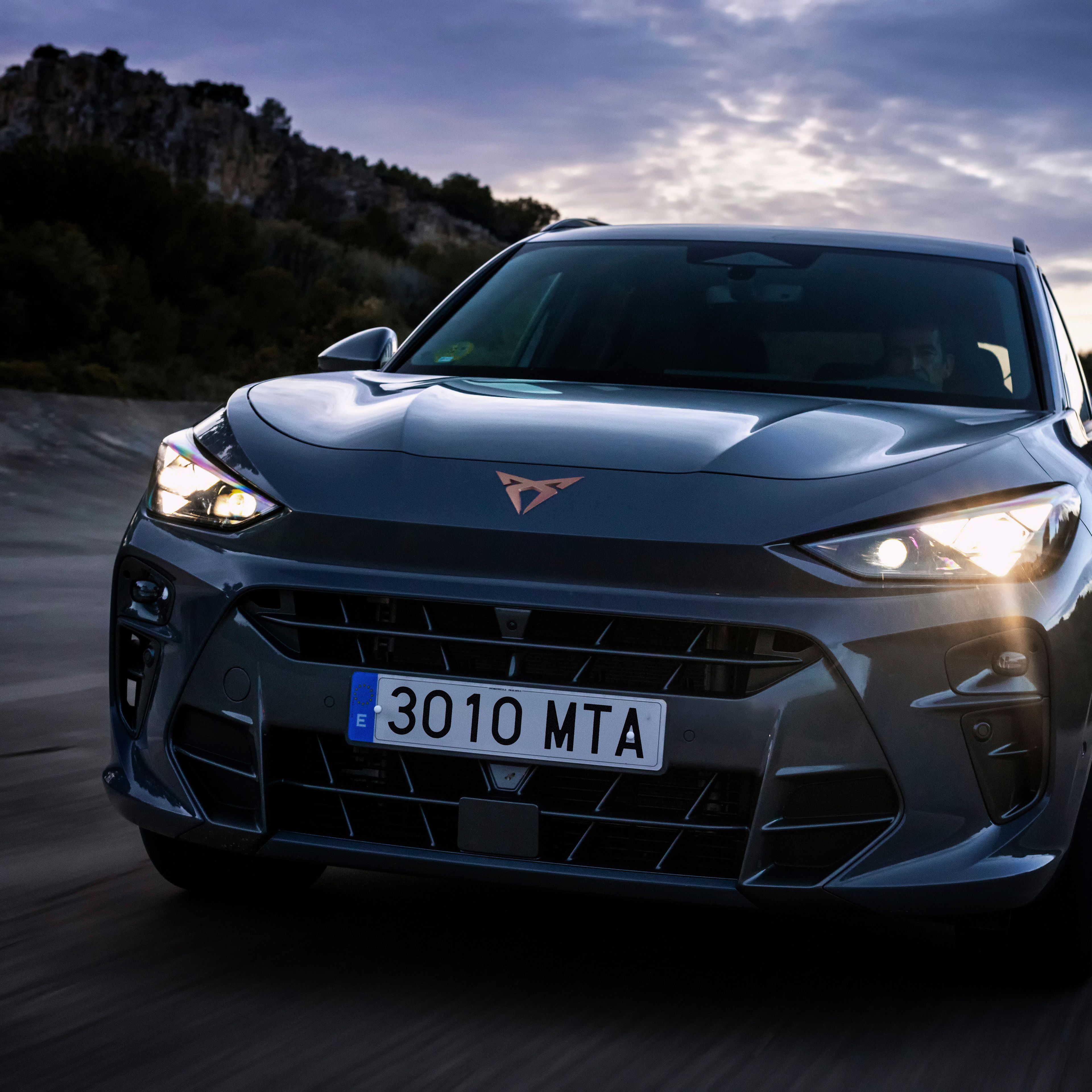 CUPRA Terramar szemből egy sötét poros úton