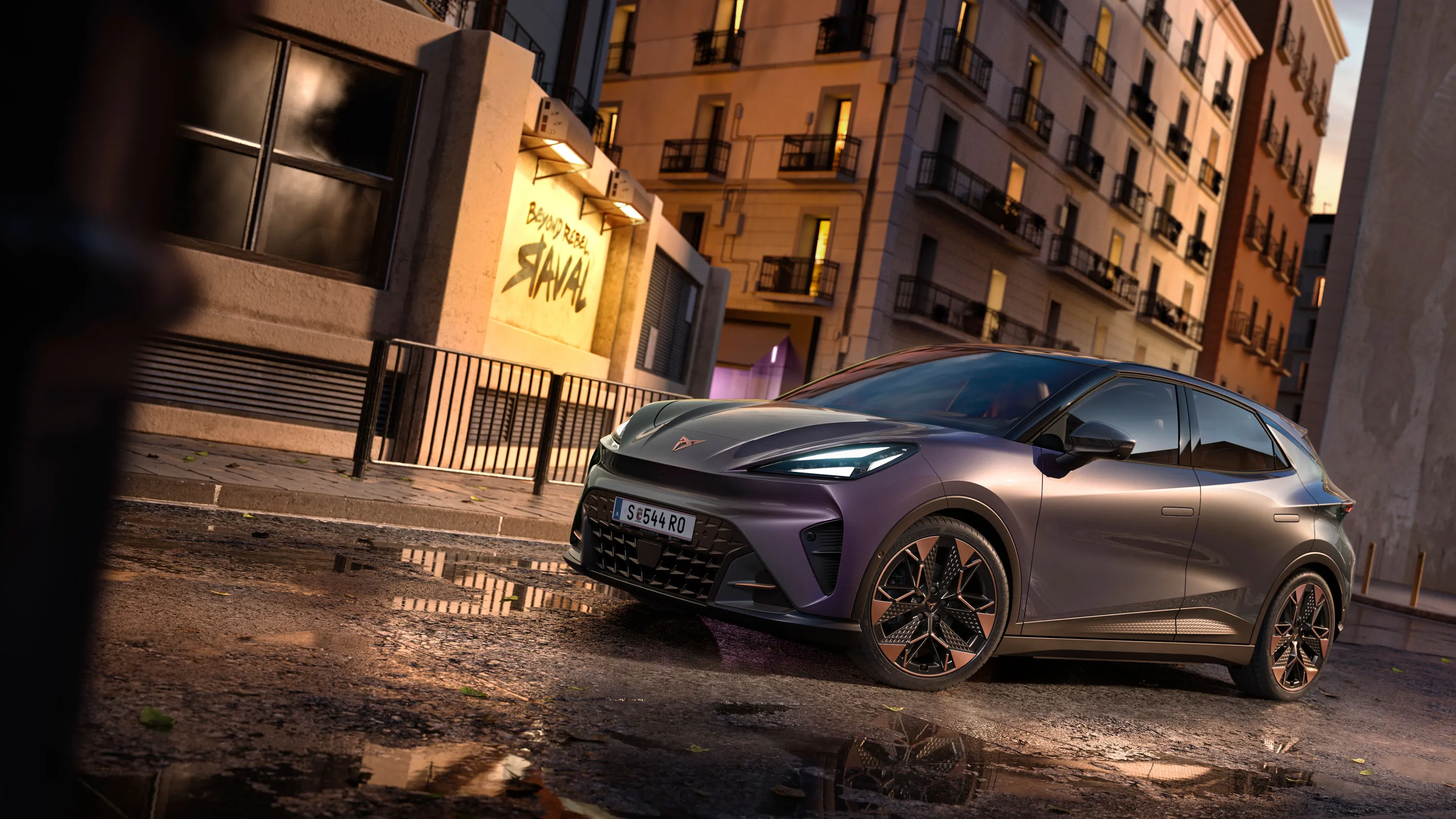 CUPRA Raval VZ in Plasma steht auf einer Straße in urbaner Umgebung