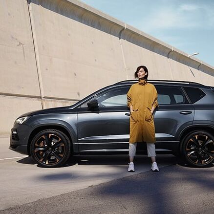 Der neue CUPRA Born an einer Ladestation