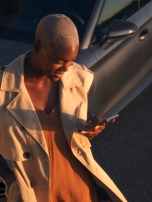 CUPRA modell mellett áll egy nő 