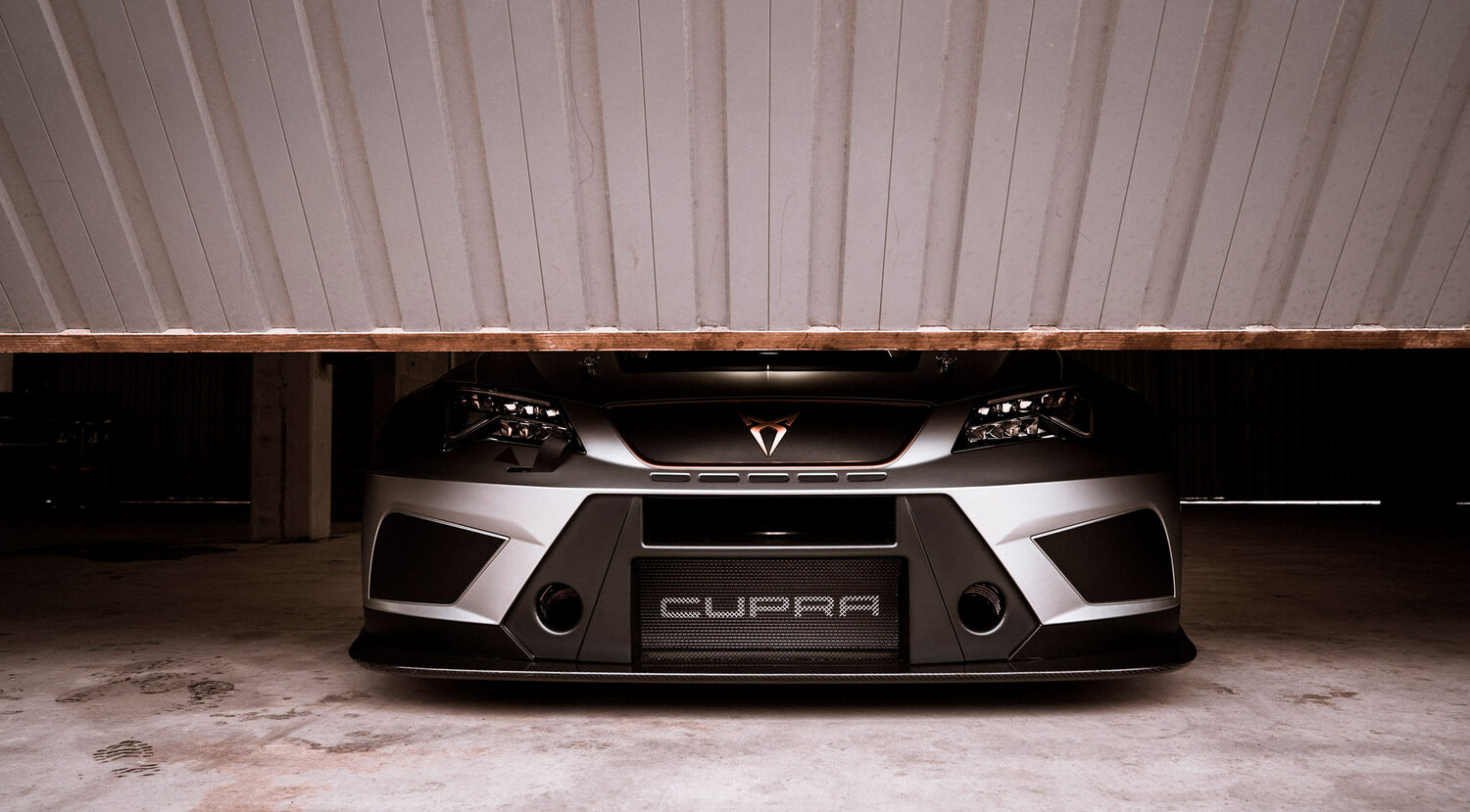 CUPRA Motorsportauto in einer Garage